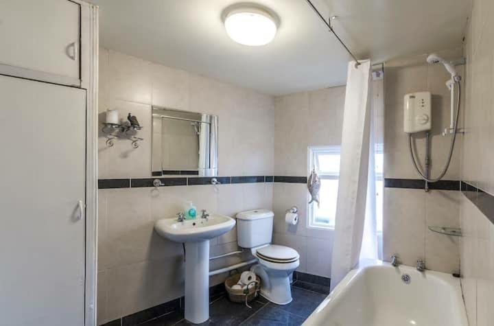 Manorbier Castle Inn Sunset Room Bagian luar foto
