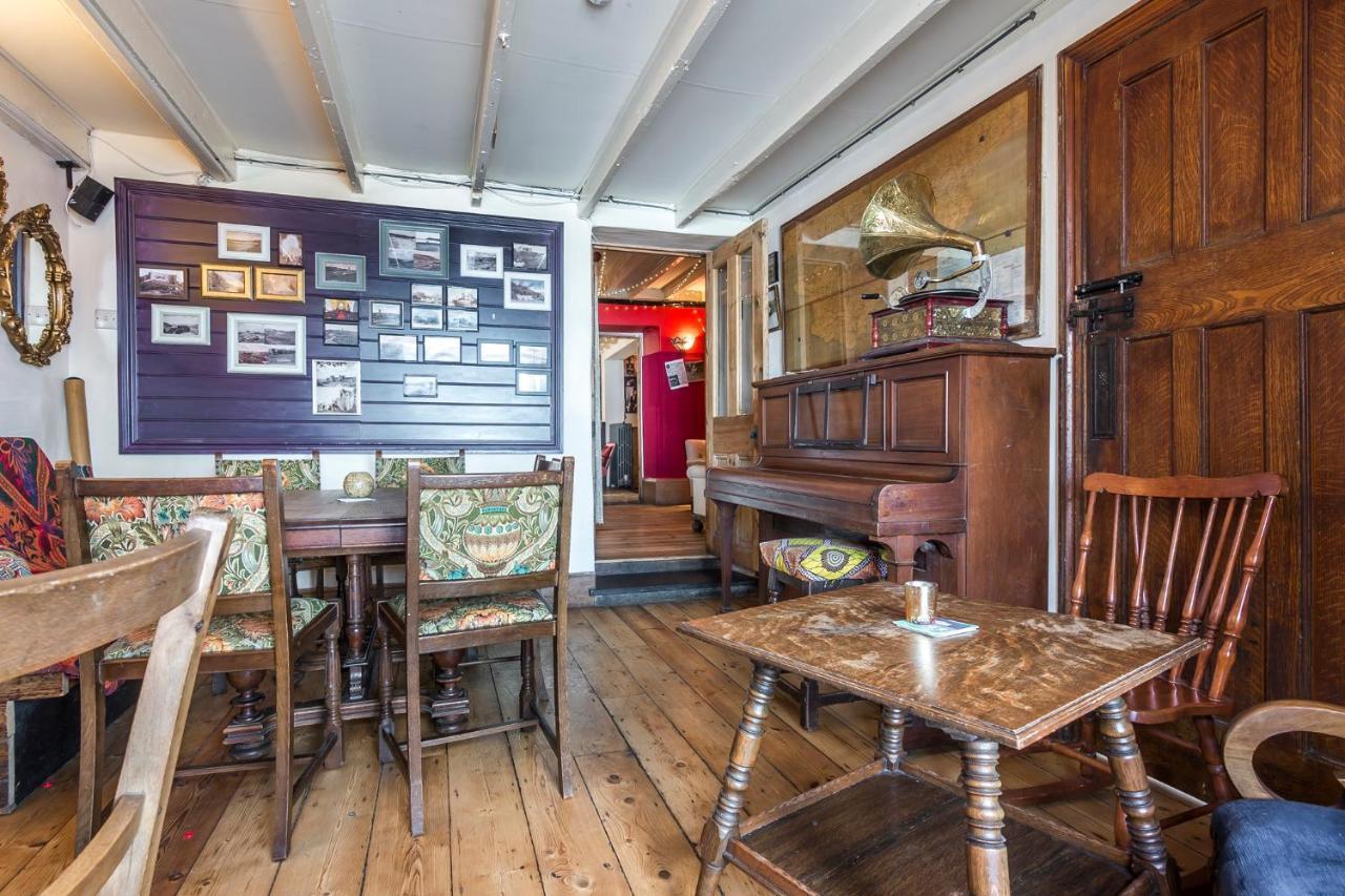 Manorbier Castle Inn Sunset Room Bagian luar foto